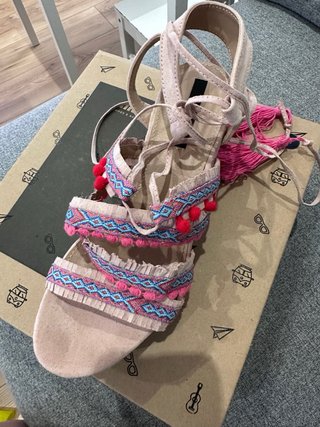 Sandalias Mustang Rosa con Pompones