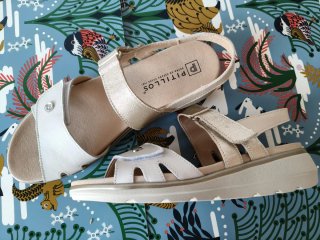 Sandalias Pitillos Talla 40 Oro y beige claro.