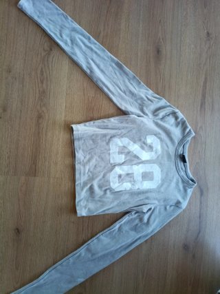 Camiseta manga larga gris con número 28