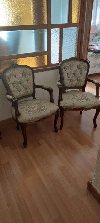 Due poltrone in tessuto e legno