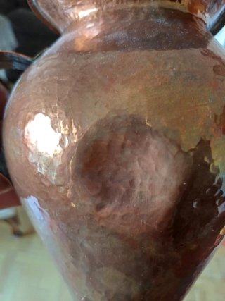 Jarrón de cobre martillado con asas