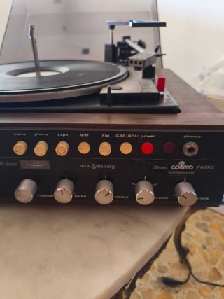 Tocadiscos antiguo con altavoces