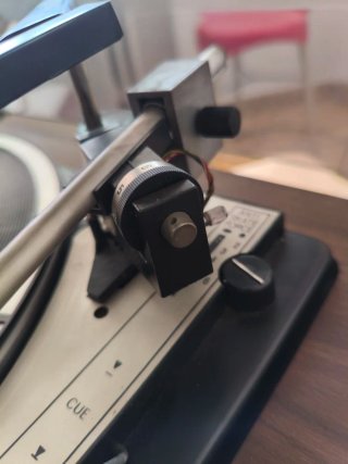 Tocadiscos antiguo con altavoces