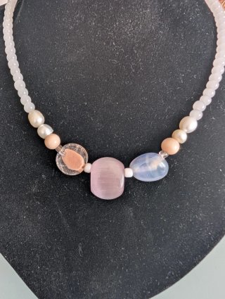 Collar perlas y piedras