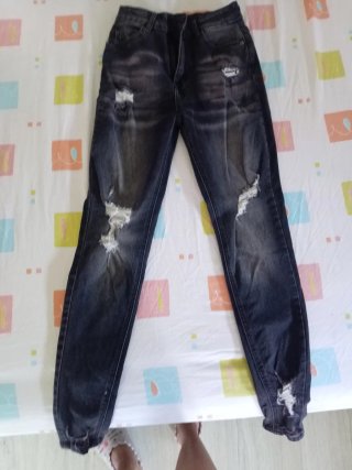 Pantalones vaqueros negros rotos