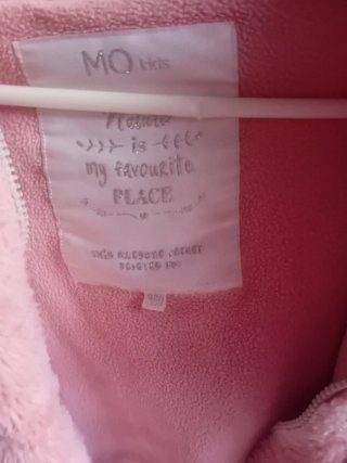 Chaqueta de pelo con capucha.