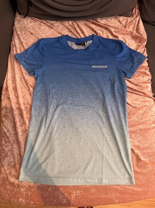 Camiseta McKenzie degradado azul y blanco