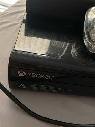 Xbox 360 Negra con Mando Transparente