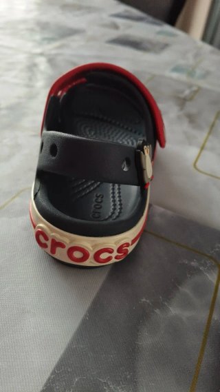 Chanclas Crocs niño/niña negro y rojo