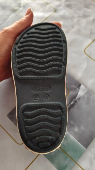 Chanclas Crocs niño/niña negro y rojo