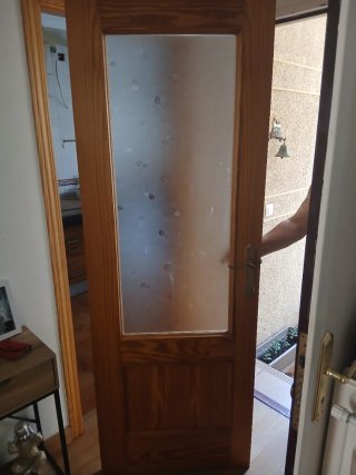 Puerta de madera con cristal decorado