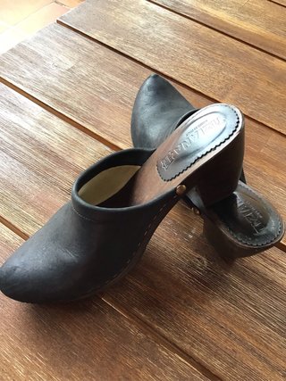 Zuecos de piel negros con tacón de madera