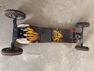 Patinete todoterreno con ruedas grandes