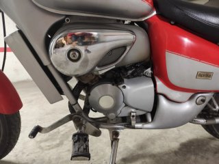 Moto Cruiser Aprilia Roja y Plata
