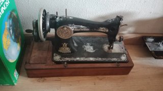 Máquina de coser antigua con base