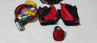 Lote ciclismo: Casco, guantes y candado