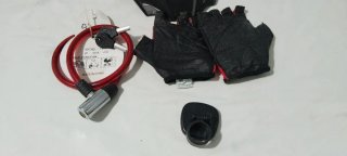 Lote ciclismo: Casco, guantes y candado