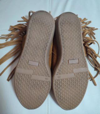 Botines de piel con flecos de mujer.