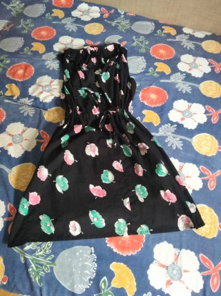 Vestido negro con estampado floral