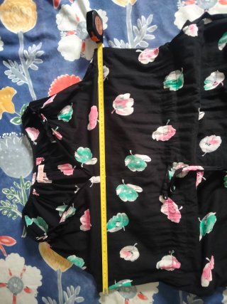Vestido negro con estampado floral