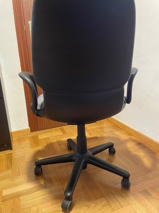 Silla de oficina giratoria gris