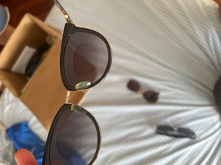 Gafas de sol Carolina Herrera negras y doradas