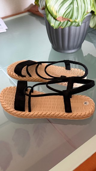Sandalias planas negras y beige talla 38
