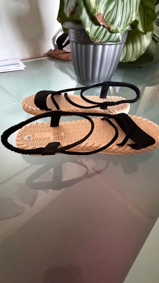 Sandalias planas negras y beige talla 38
