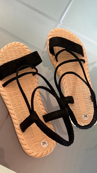 Sandalias planas negras y beige talla 38