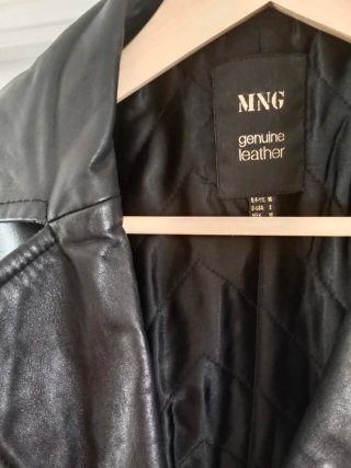 Chaqueta de piel negra.
