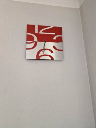 Reloj de pared moderno rojo y plateado