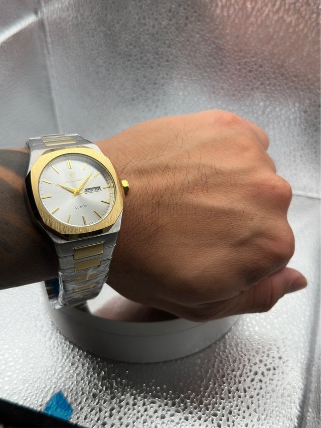 Reloj Poedagar dorado y plateado