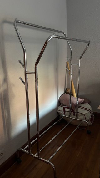 Burro de ropa metálico plateado
