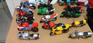 Collezione di moto in scala
