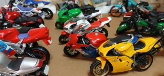 Collezione di moto in scala