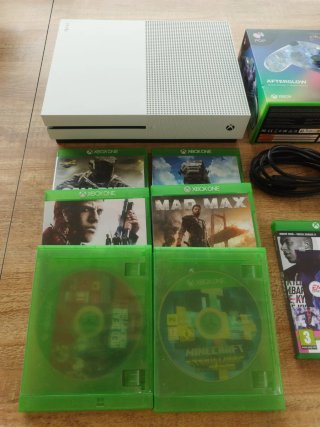 Xbox One S 1TB + 7 Giochi + Controller