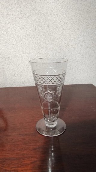 Antico set di caraffa e bicchieri in vetro intagliato