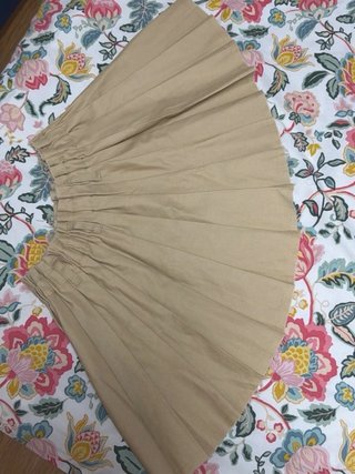 Falda plisada beige