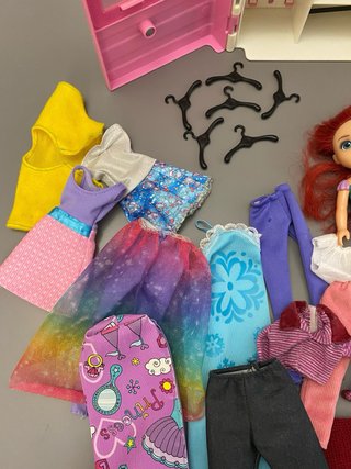Armario Barbie con muñecas y ropa