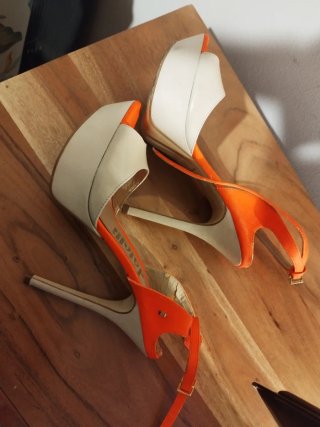 Sandalias tacón fino beige y fluor. 39