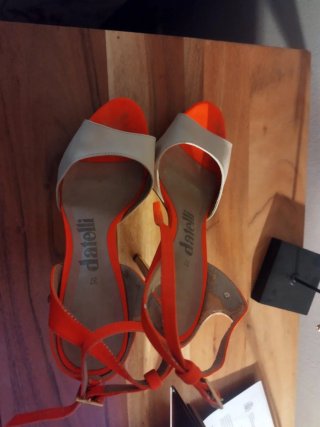 Sandalias tacón fino beige y fluor. 39