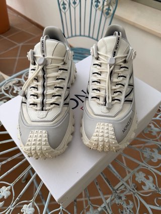 Zapatillas Moncler grises y blancas
