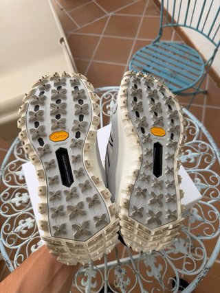 Zapatillas Moncler grises y blancas