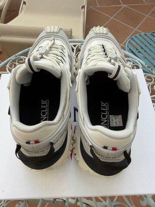 Zapatillas Moncler grises y blancas