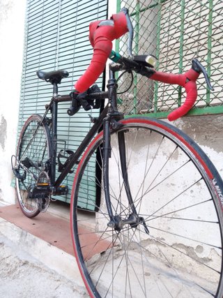 Bicicleta de carretera negra