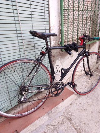 Bicicleta de carretera negra