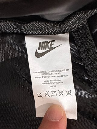Mochila Nike Hayward Negra y Dorada. Nueva