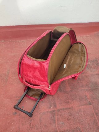Bolso de viaje rojo tipo maleta
