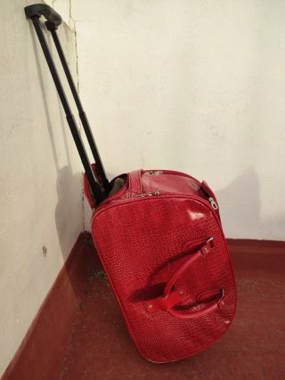 Bolso de viaje rojo tipo maleta