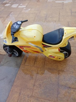 Moto infantil amarilla